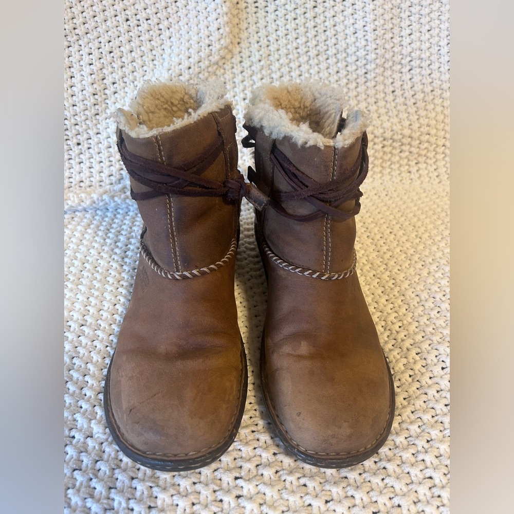 UGG women’s Caspia Chestnut Shearling Ankle Boots size 9